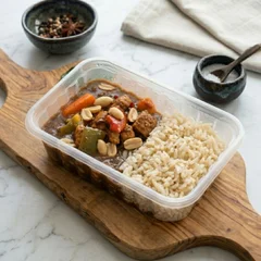 Frango Xadrez e arroz integral.
