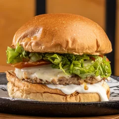 Burger Zé Frango : Brioche, Bife de frango 120g ,Duplo Mussarela, Salada e Molho