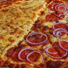 Pizza Meia Calabresa & Meia Quatro Queijos c/gorgozola + Coca-Cola 1l