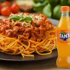 Macarrão à Bolonhesa + Fanta Mini