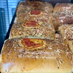 Assado de queijo e presunto com tomate