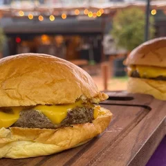Pão Carne Queijo + 1 Coca-Cola 350ml