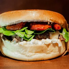 X - Fraldinha com Rúcula e Tomate Seco