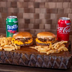 Combo Casal: 2 Bacon Cheddar Melt + Fritas + 2 Coca-Cola Lata!