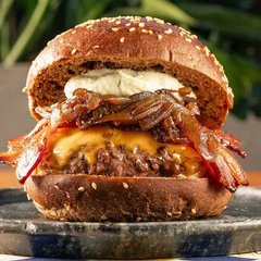 Jack Burguer Preferido (Carne Angus, Cheddar inglês, Bacon, Cebola caramelizada)