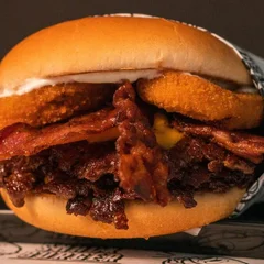 Colosso: 3 Smash+ Onion Ring + Bacon E Maionese(serve bem 1 pessoa)