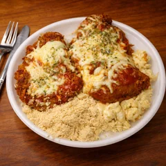 Parmegiana De Frango Com Salada De Macarrao