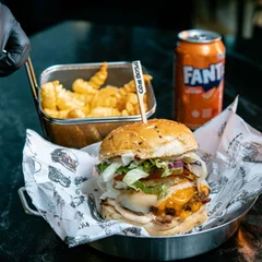 Combo Burger salada Bacon + fritas + refrigerante