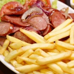 Batata frita com calabresa acebolada 500gr