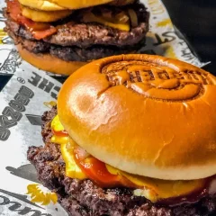 Combo - Uma dupla de respeito + Fritas + 2 Bebidas