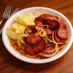 Linguiça Calabresa Acebolada Com Purê De Batata