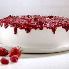 Bolo de Festa de Leite e Frutas Vermelhas