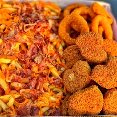 Porção M: 500g Fritas com Cheddar e Bacon + 15 Onion Rings + 15 Nuggets