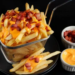 Batata Frita com Bacon e Molho Cheddar