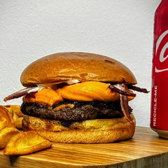 Burger Cheddar Bacon + Batata + Coca Cola Grátis