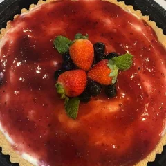 Torta Mousse de Chocolate Branco com Frutas Vermelhas.