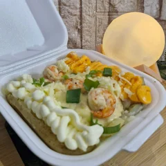 Batata Recheada de Camarão com Requeijão e Molho Cheddar