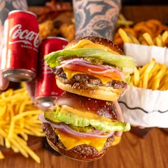 Combo Casal 2 Clássicos Saladas + 2 Bebidas Latas 350ml+ 2 Porções de Fritas+
