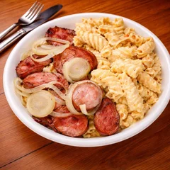 Linguiça Calabresa Acebolada Com Salada De Macarrão