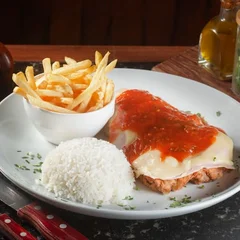 Filé Mignon Parmegiana | 2 Acompanhamentos 