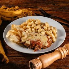 Massa & Parmegiana de Frango + Acompanhamento de Batata Chips