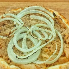 Esfiha de Atum sólido com cebola