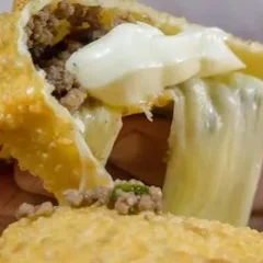 Pastel de Carne com Queijo Unidade (aprox. 190g).