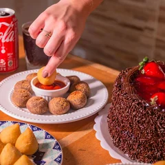 Kit do Cheff - 100 Salgados fritos + torta aro 20 + 1 bebida